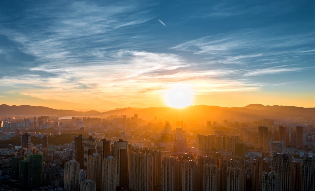 都市上空夕阳里的灰机
