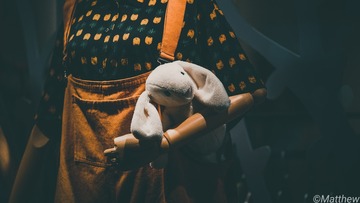 484077