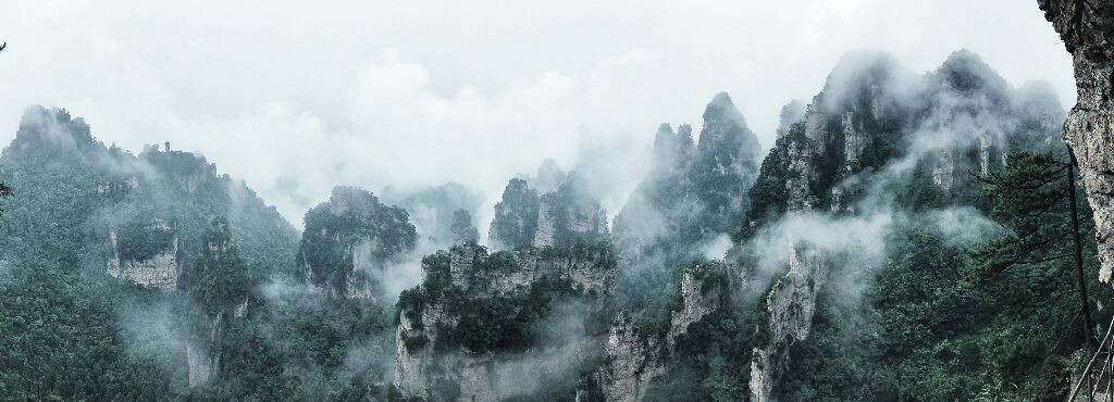 突如其来的雾气。手机全景模式拍下的照片