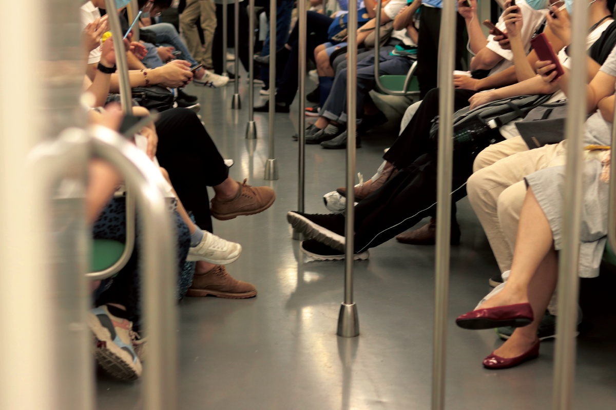 地铁坐姿玩手机的姿势一模一样感觉有趣拍下来了但没敢多拍一商场电梯