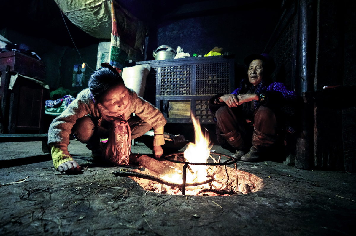 彝族小姑娘生火烤土豆.