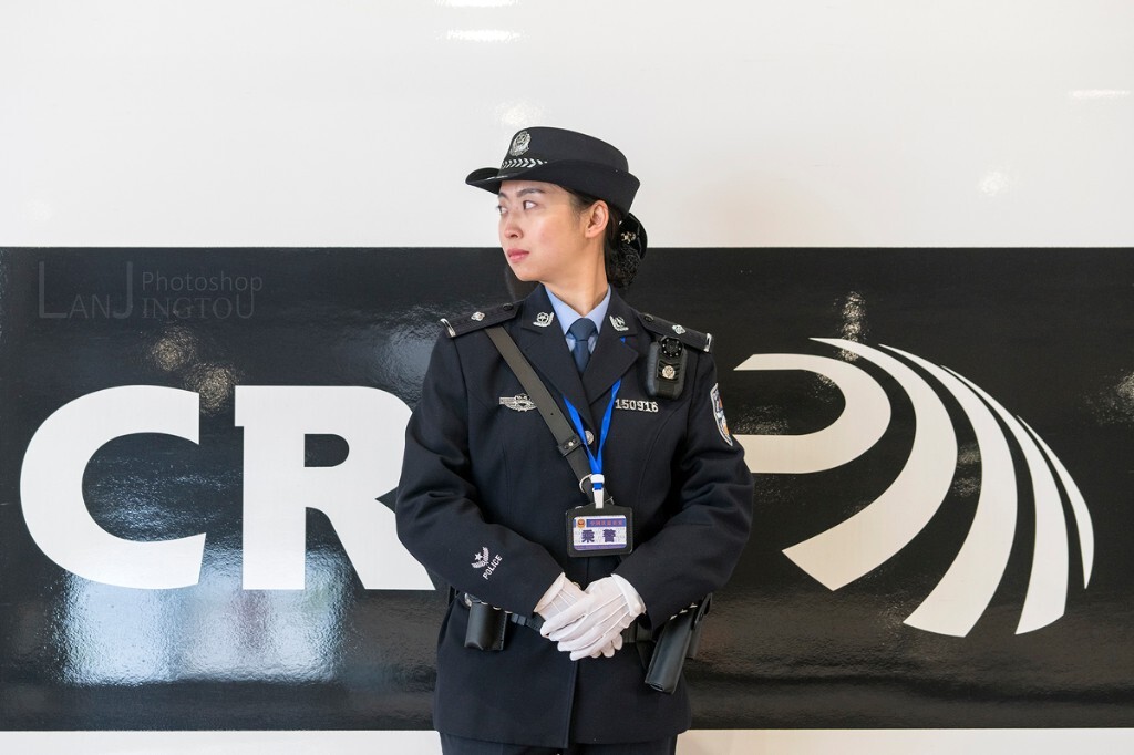高铁俏丽女警花