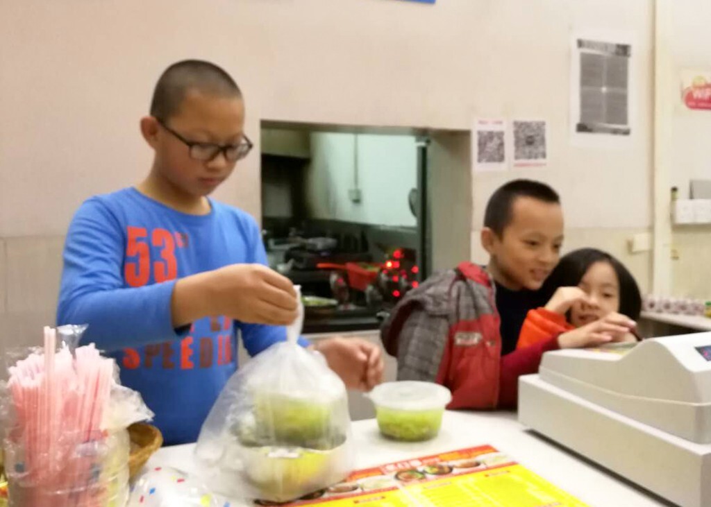 三兄妹愉快的帮组父母打理餐厅,莺歌燕舞显得格外充实!大家请为他们点赞!