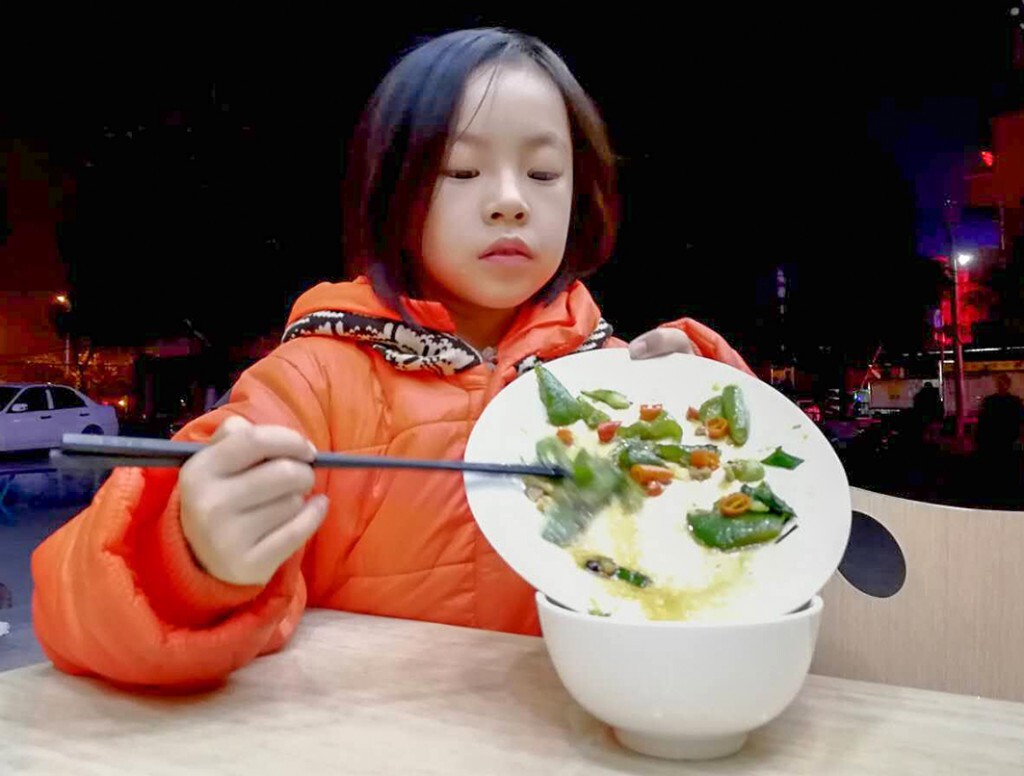 小羽负责外面的桌面清理工作,同样专业高效,看来是长期这样干活。