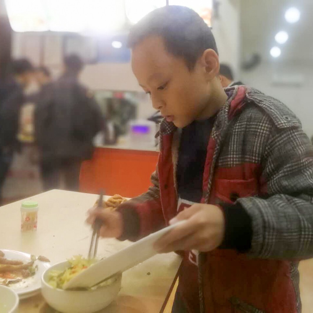 小羽的哥哥10岁读4年级,负责收拾内堂桌面收尾和清洁工作。