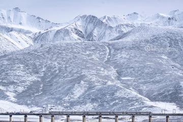 《穿越岗什卡雪峰》