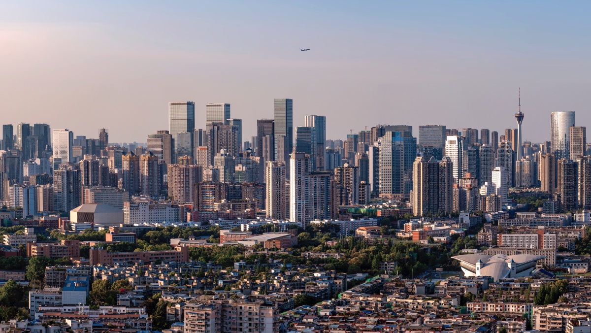 夕阳中的成都天际线