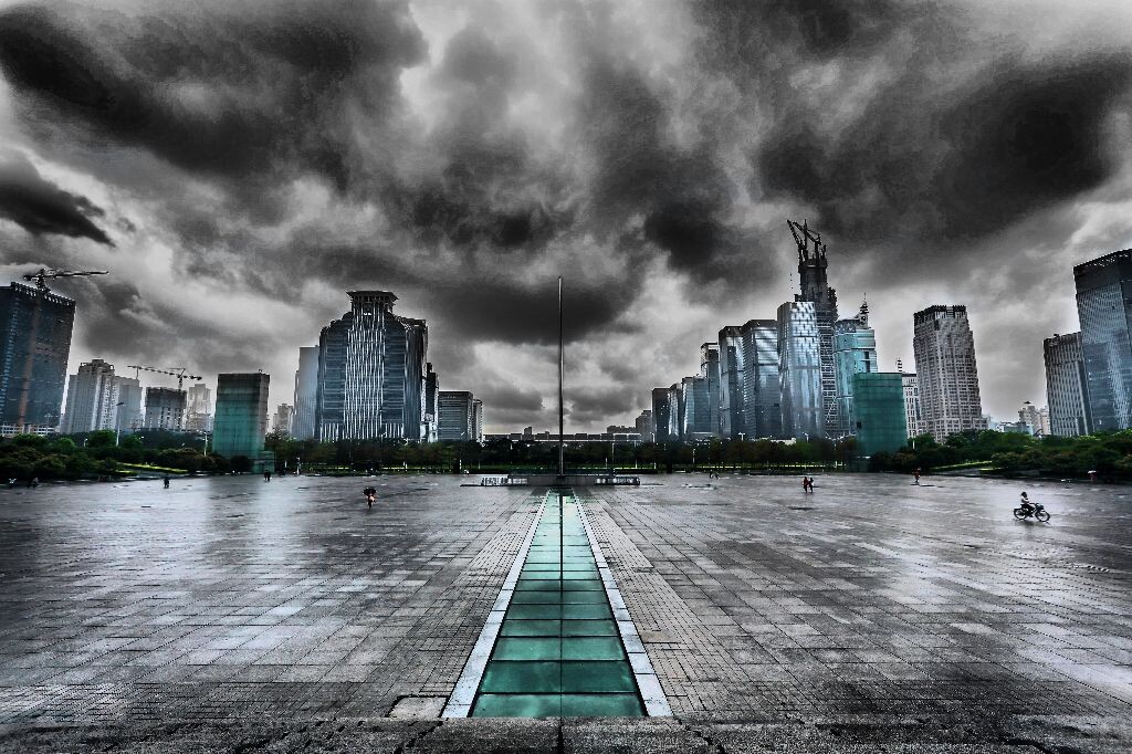 2014年3月30日，深圳迎来了自08年来首个红色暴雨预警，晚上八时许，多数路段成泽国。。我和女友在暴雨前来到了市民广场，架起三角架、撑起雨伞，记录下了这震撼的一幕。。