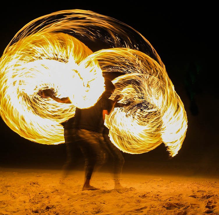 苏梅岛查文海滩火舞秀