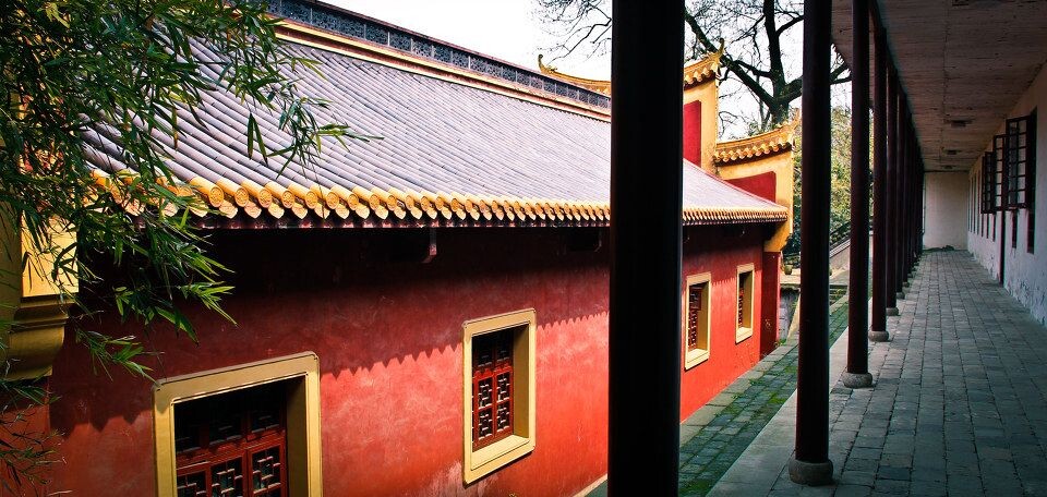 摄于文庙和书院结合处，红色建筑物是属于文庙的，柱子开始是属于书院正体的<br />
