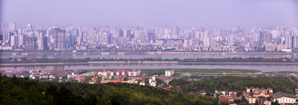 从岳麓山眺望长沙.河西--湘江--橘子洲头--河东.右下角为湖大.