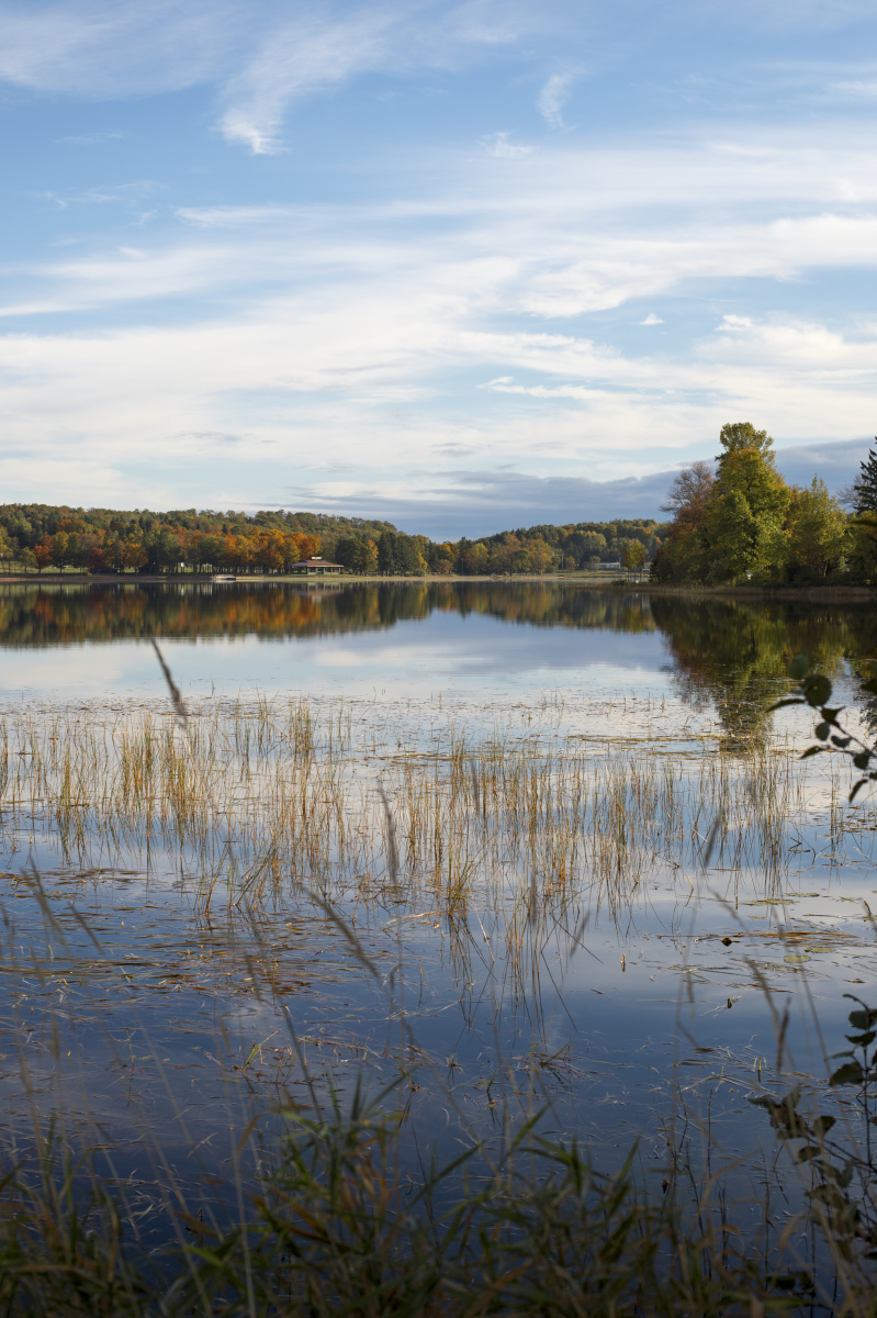 几天前的旅游本想追随初秋的红叶,却无意间发现了这一处浅湾.