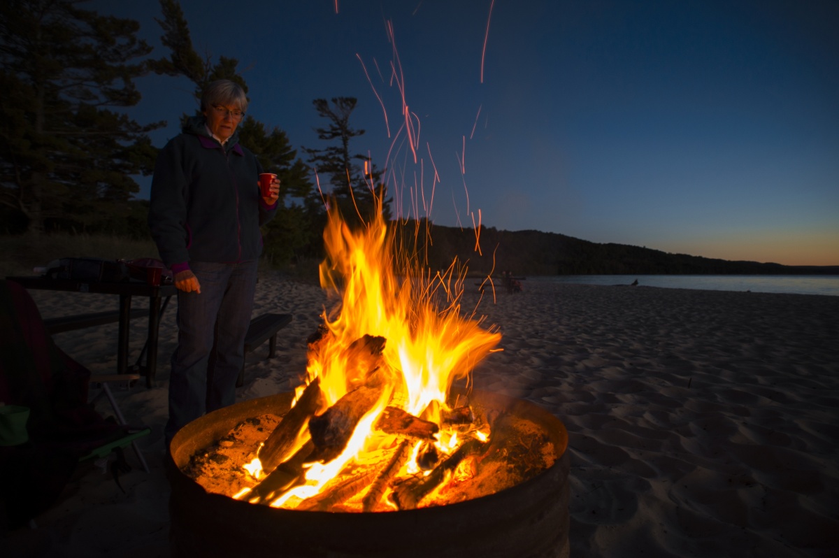 的枯木,于是晚上就可以围在这熊熊篝火旁不再惧怕夜幕的降1200_798