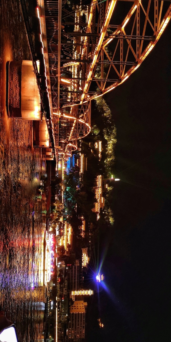 在黄河里漂羊皮筏在月光下漫步黄河第一桥山风过耳明月满怀