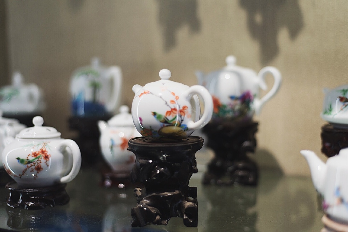 宇宙瓷厂宋景德年间真宗皇帝拿着一个昌南地区所制的瓷器爱不释手啧啧