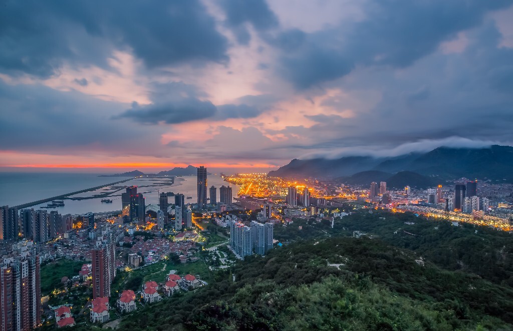 云海中的东方大港