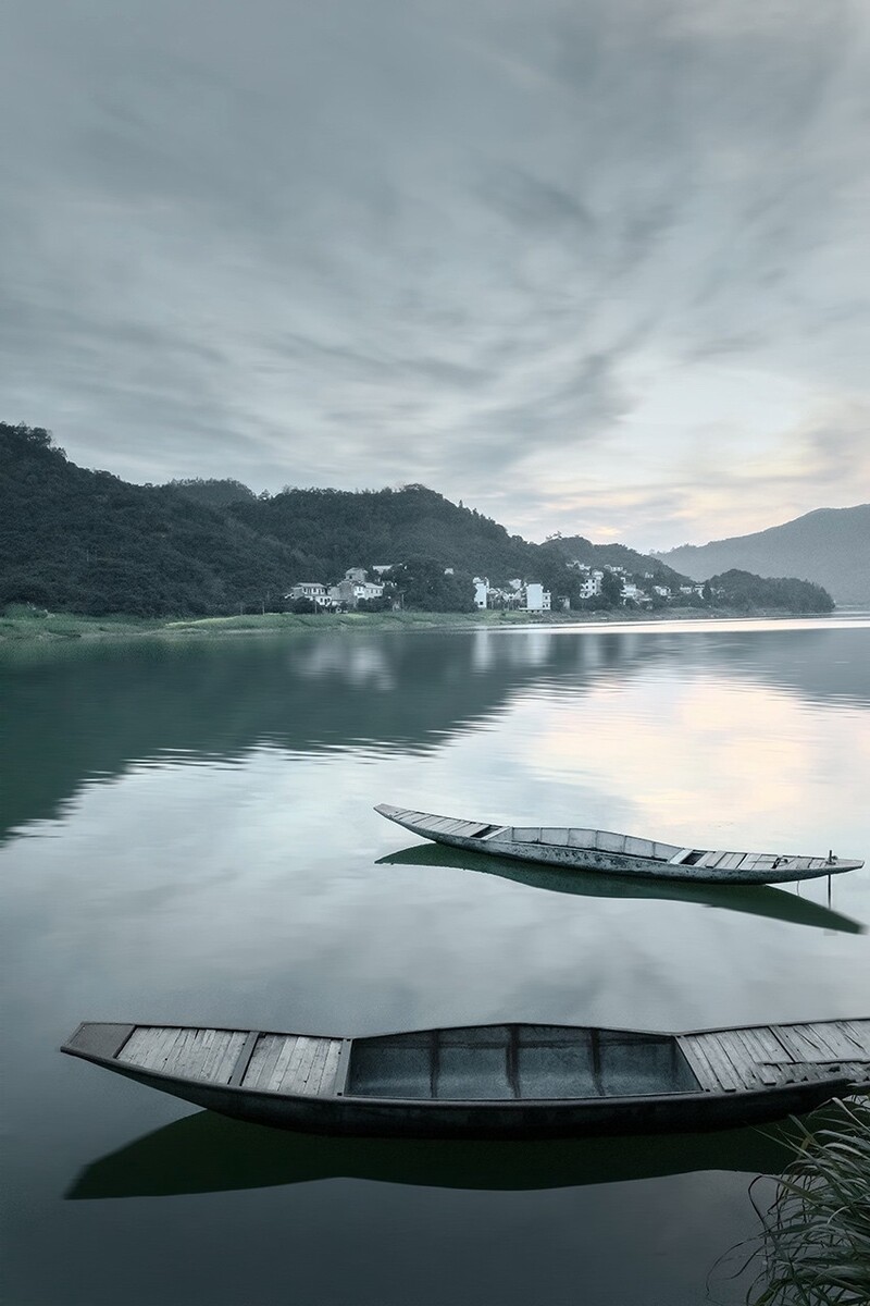 水上荡轻舟山间踏云烟