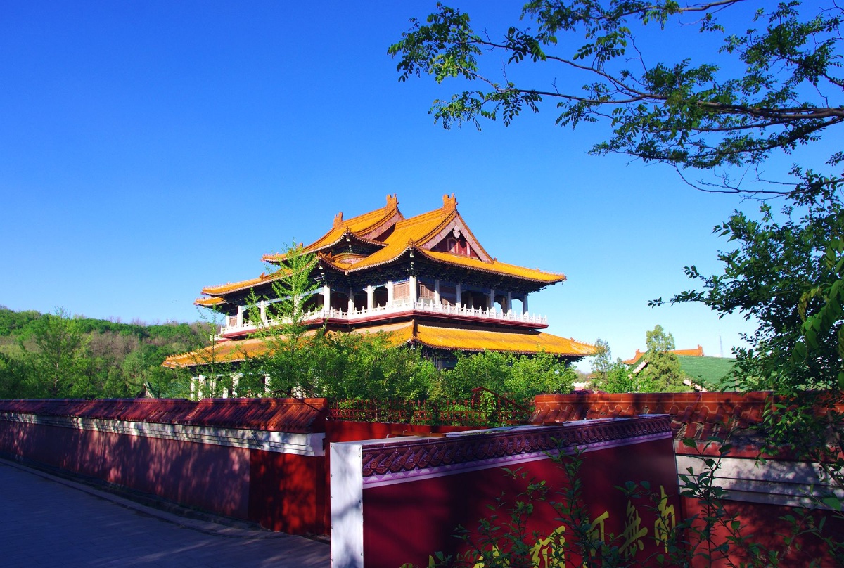 辽宁省鞍山市东山风景区,建有玉佛寺,寺内有由260多吨玉石雕刻而成的