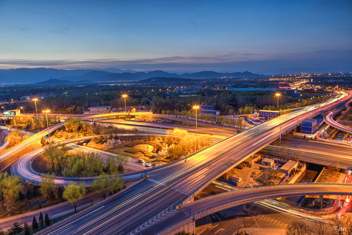 万泉河桥的流光溢彩