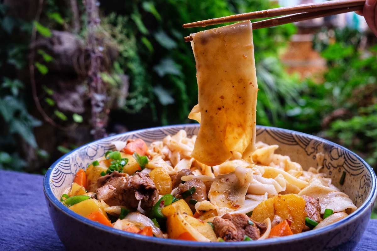 新疆大盘鸡裤带面被自己的手艺惊艳到了06