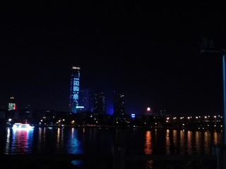 975429