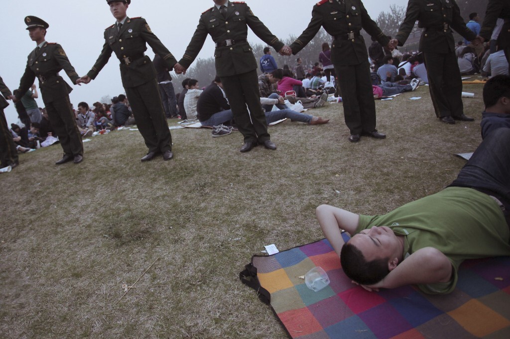 2012 北京 音乐节 武警旁边睡觉的人 摄影高鹏