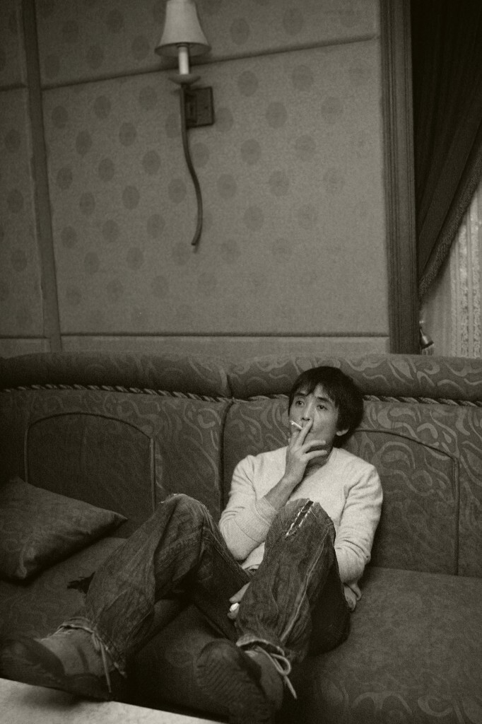 2005年 张楚 在北京豪运酒吧后台休息 摄影高鹏