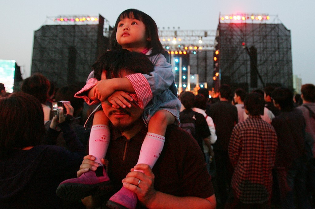 2005年 北京迷笛音乐节 父亲背着女儿 摄影高鹏