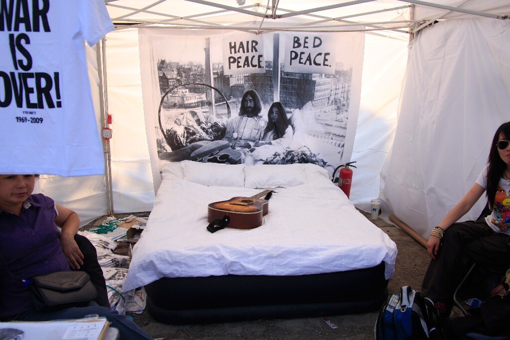 2009年 摩登音乐节 纪念列侬的摊位  摄影高鹏