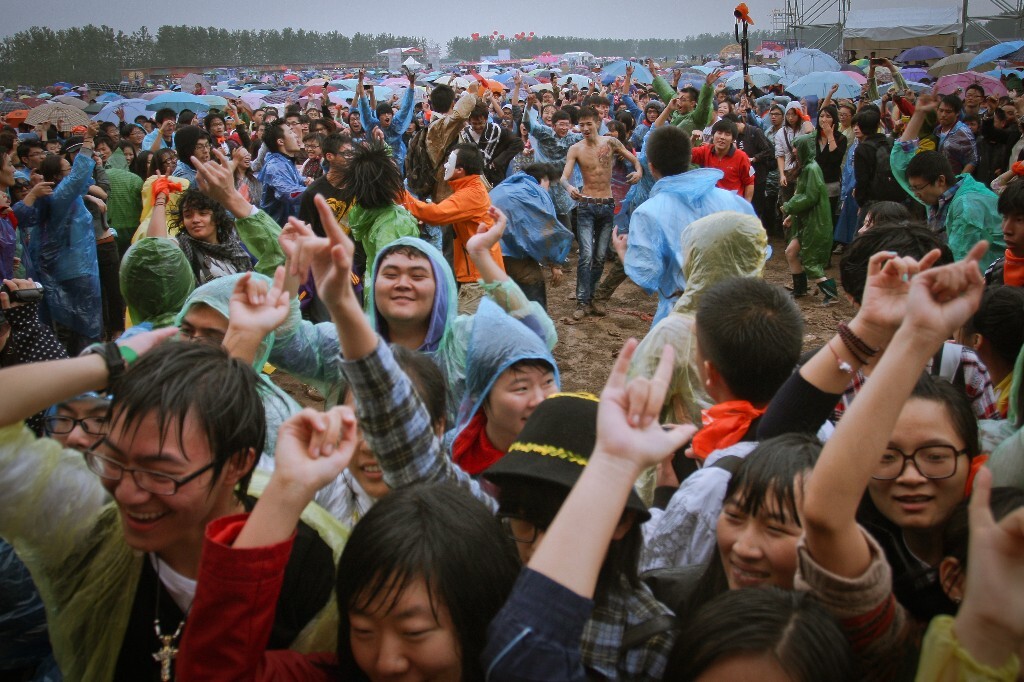 2011年 镇江草莓音乐节观众雨中欢呼   摄影高鹏