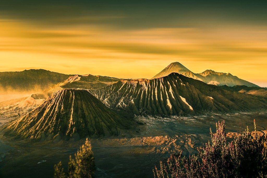 印度尼西亚的布罗莫火山，被形容为地球月貌，地球上最不像地球的地方，世界上最著名的十座火山之一，等等。可惜这张照片并不在最佳位置拍摄，等待下一次机会吧。