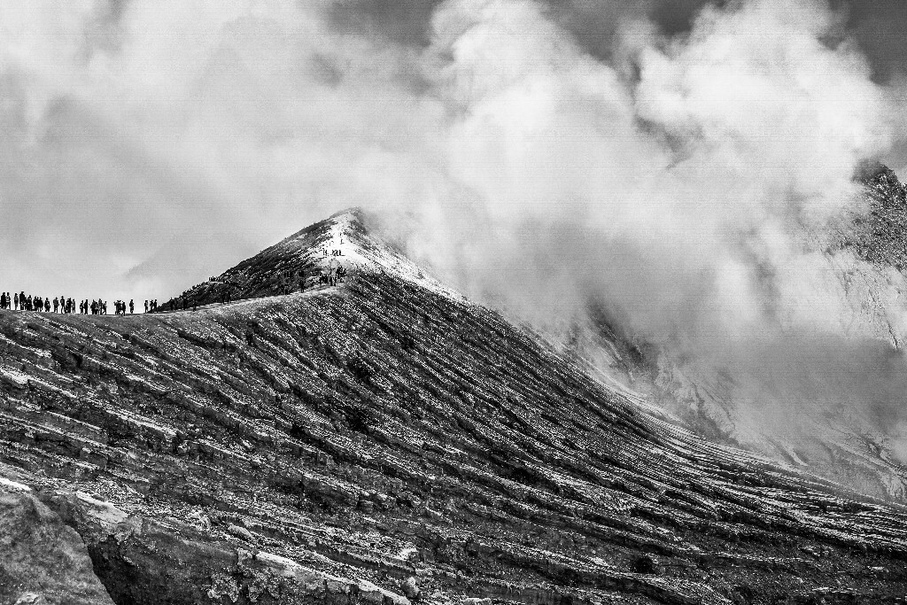 印度尼西亚的宜珍火山，以盛产硫磺和蓝色火焰而闻名。半夜十二点开始徒步，到达火山底部已是清晨五点，幸好当天风向给力，不然顶着火山灰徒步实在不堪设想。