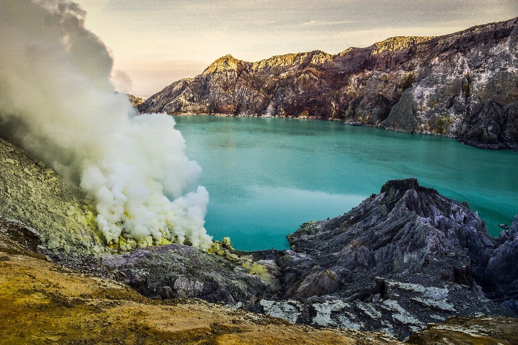 印度尼西亚的宜珍火山。从半夜12点开始跋涉，到达硫磺矿和火山湖再返回，已是日出时分。从未想过自己会爬进一座活火山，这必将是永远的回忆。