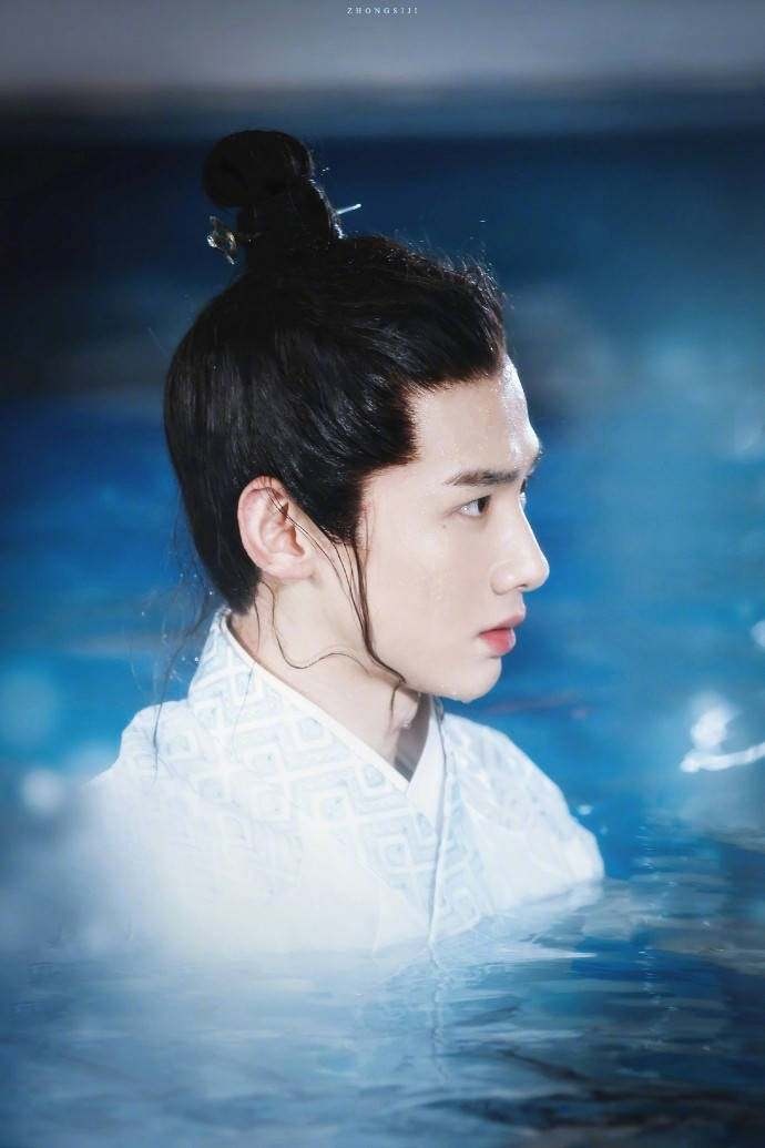 泪痣男孩 - 图虫