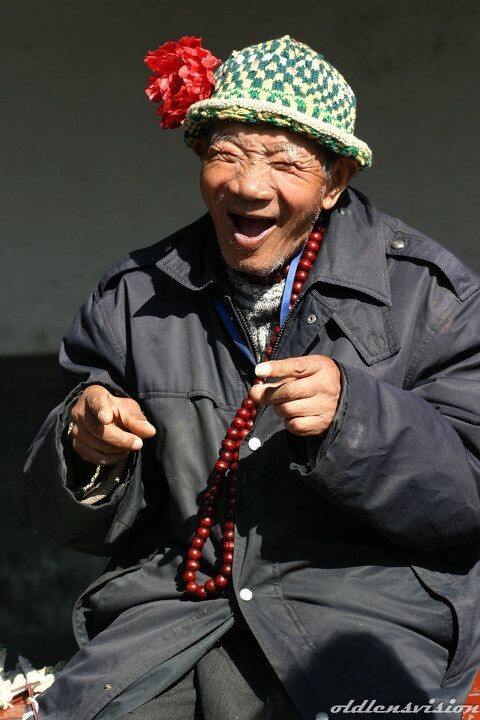 old man wearing flower hat<br />
