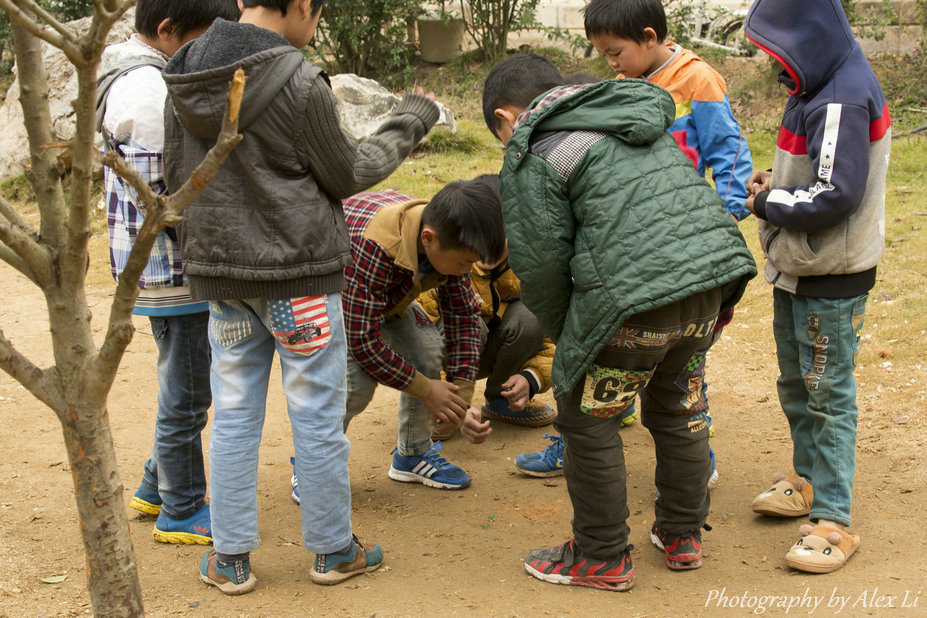 玩弹珠的孩童 - alexli0429 - 图虫