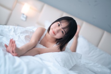 1601372