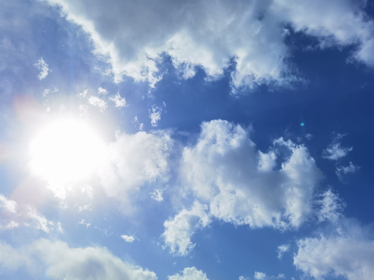 天空像绷紧的淡蓝色绸缎清澈明亮地笼罩在海洋和陆地上