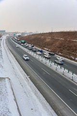 712533