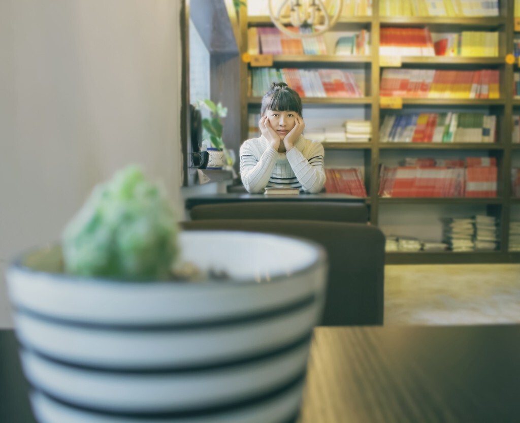  <br />
我想应该静下来想一些话  <br />
我想应该静下来走一段路  <br />
