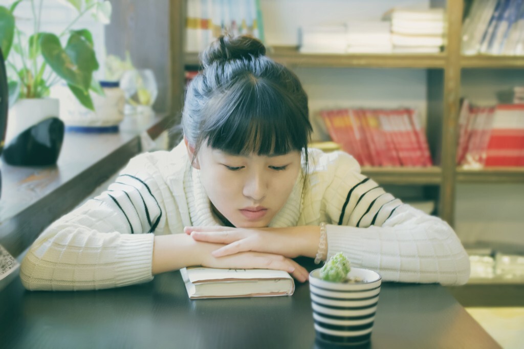  <br />
我想应该静下来想一个人  <br />
我想静下来忘掉那些事情 