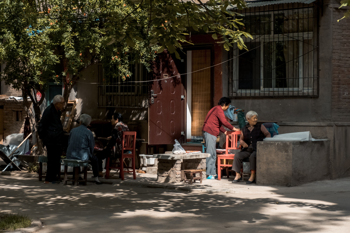 家门口乘凉的老人