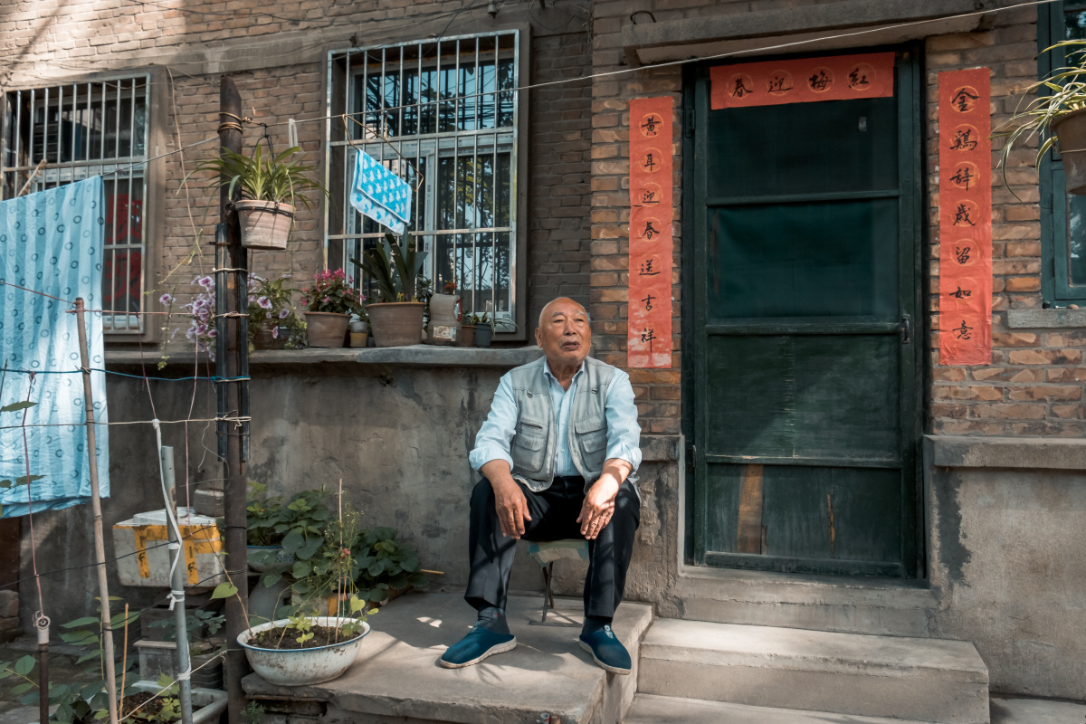 在家门口乘凉的老大爷