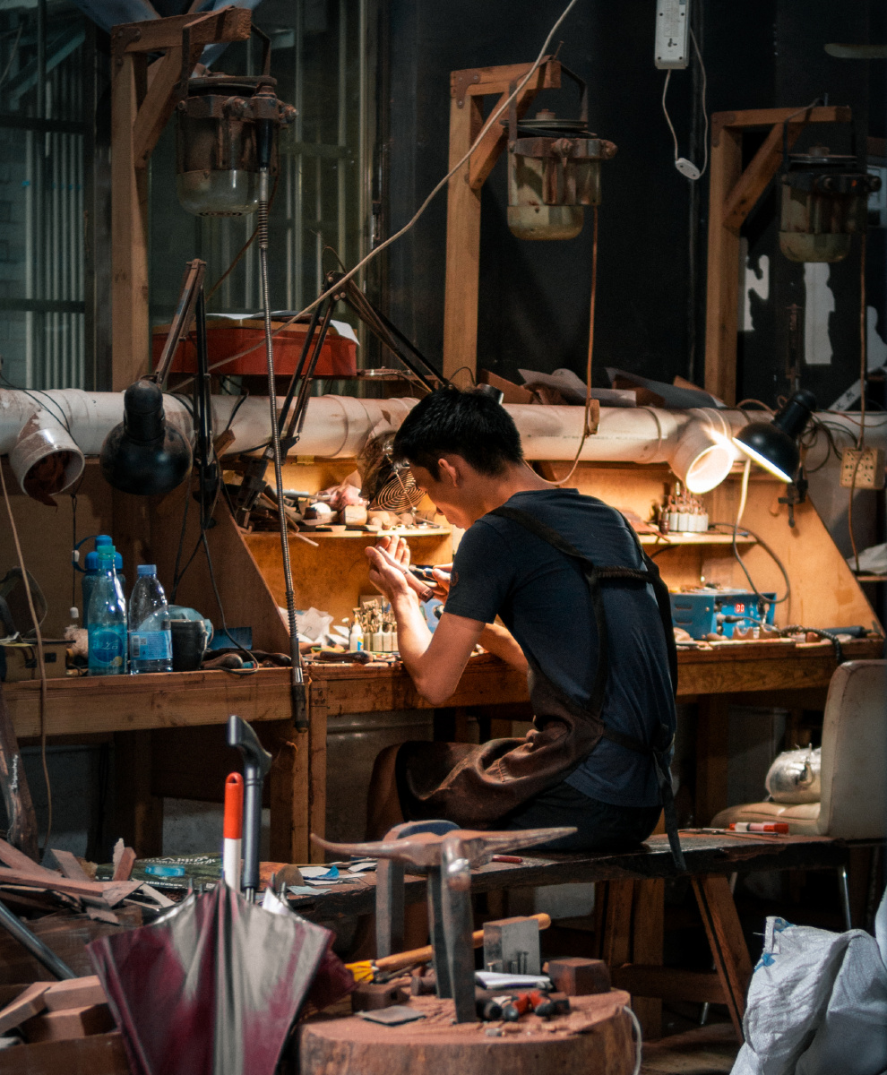 隐藏在村子深处的木雕匠人