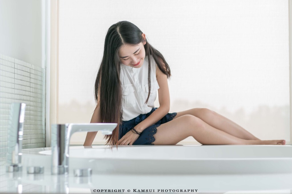 在她视线移开的时候盯着她看