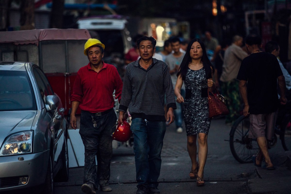 与国贸一街之隔的棚户区一边富丽堂皇一边破烂不堪