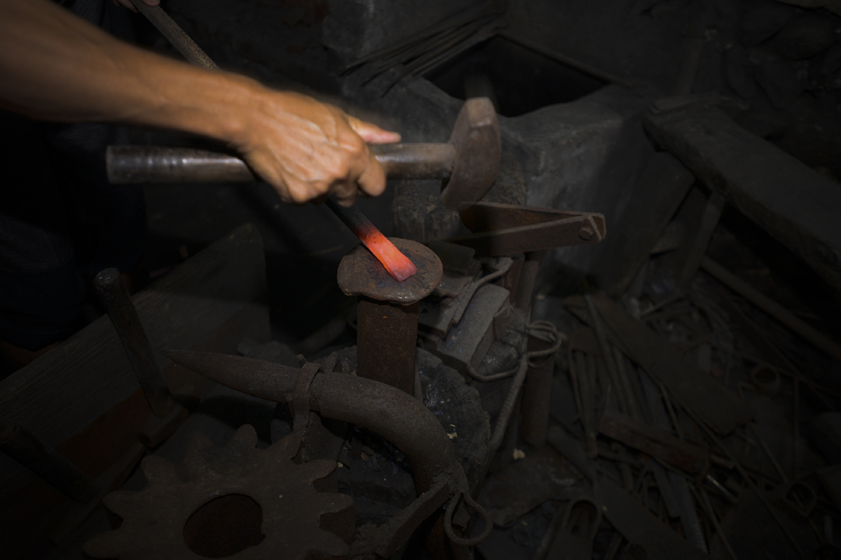 铁铺现在生意不好,只是偶尔打一些工地用的钢钎