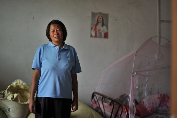 留守妻子倚门翘望远方的丈夫何日归来