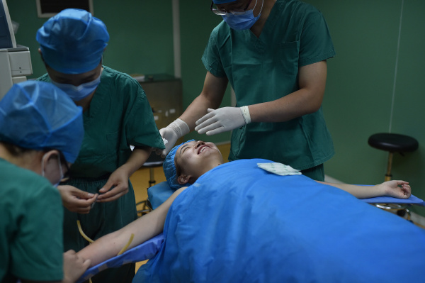 她是辣妈,也是主播,隆胸手术后被朋友盯着胸脯看