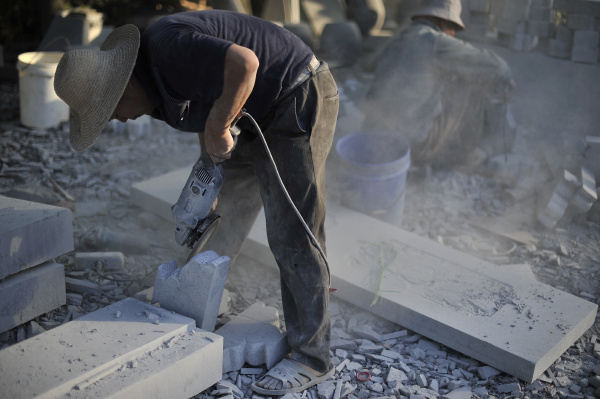 这些石雕工人在粉尘中用双手雕刻风景